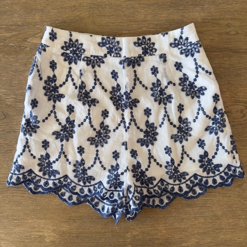AQUA Eyelet Floral Embroidered Scalloped Shorts White Blue Cotton High Rise-XS
